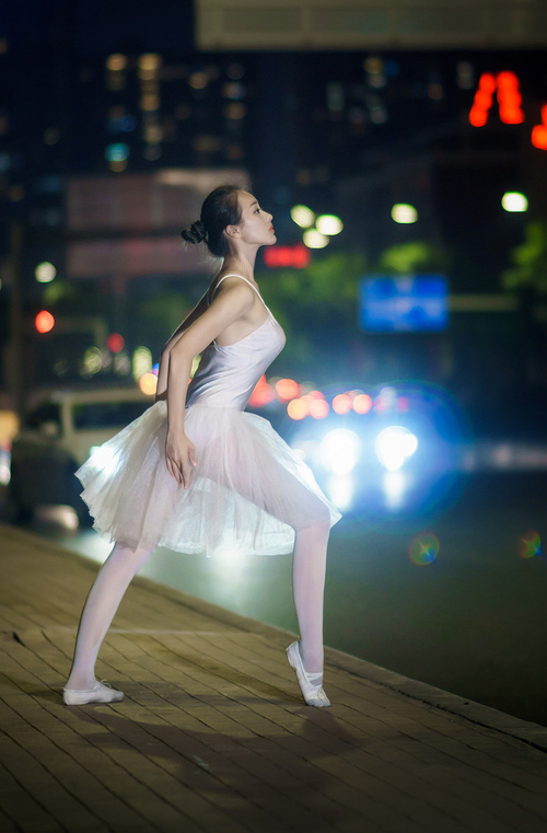 开云APP-“悬崖飞跃：悬崖边的极限运动”，悬崖飞翔